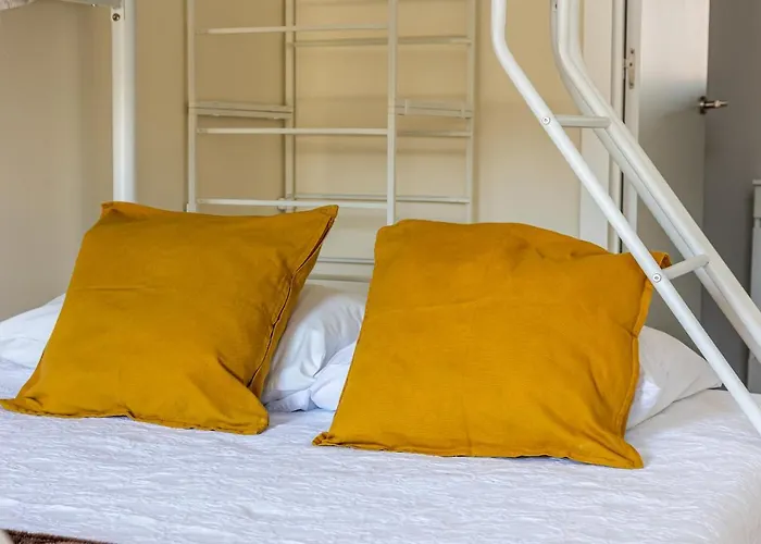 House On A Rustic Island At Campanha Trainstation 포르투